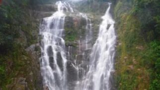 Com impressionantes 180 metros de altura, a Água Branca se desdobra em três quedas sucessivas que lembram um véu de noiva
