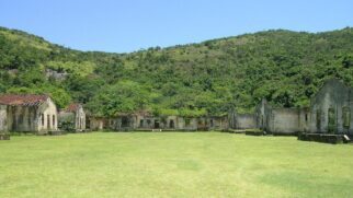 Com uma extensão de 828 hectares, o Parque abriga sete praias de águas cristalinas