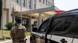 De acordo com o que o deputado seria necessário 10 Policiais no máximo
