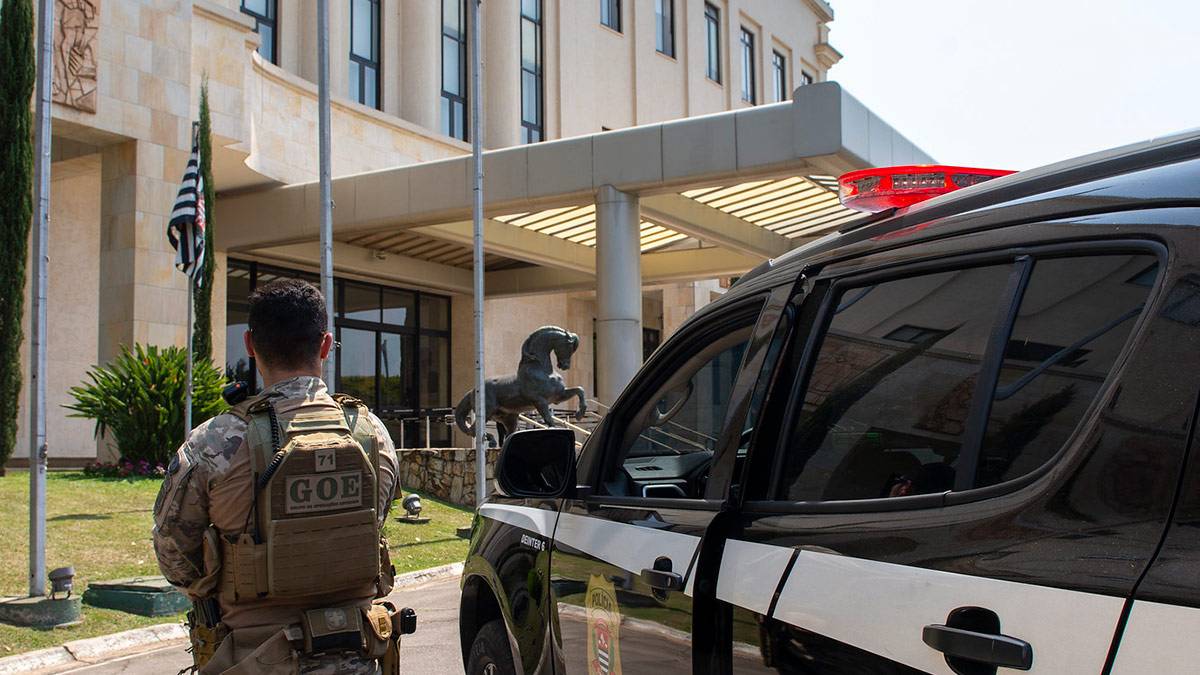 De acordo com o que o deputado seria necessário 10 Policiais no máximo