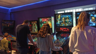 O ambiente é uma verdadeira viagem no tempo, com máquinas de arcade que só existem poucas no mundo