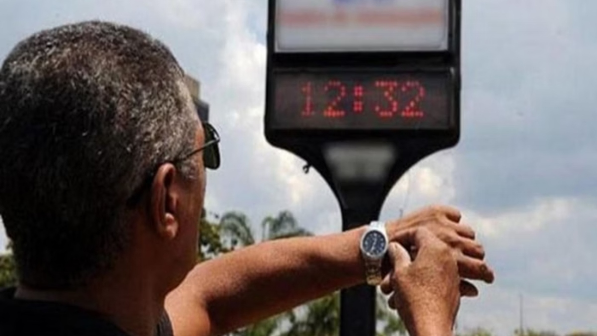 A ideia é adiantar os relógios em uma hora entre 1&ordm; de novembro de 2025 e 15 de fevereiro de 2026