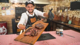 Domingos Neto, mais conhecido como Netão da Bom Beef vive nos açougues da família desde criança e em 2014 assumiu a direção de uma casa de carnes onde passou boa parte da infância e da adolescência