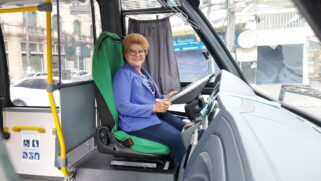 Durante sua jornada, Irene vivenciou as diversas fases da evolução dos ônibus, desde os antigos modelos com enormes alavancas de câmbio e direção pesada até os modernos veículos híbridos