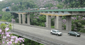 A Rodovia dos Imigrantes, sentido litoral de SP, tem uma placa especial
