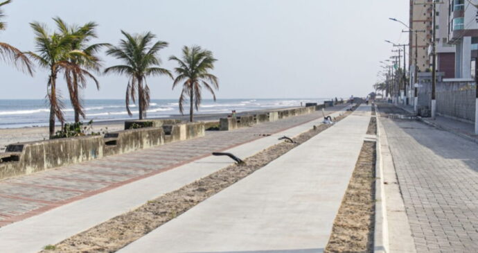 A Praia do Centro possui faixas de areia largas e mar de ondas moderadas