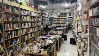 O ambiente, organizado para facilitar a navegação entre as diversas seções, convida os clientes a passarem mais tempo explorando cada detalhe