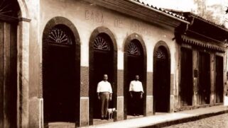 A primeira casa de banho registrada na cidade foi a "Ao Cisne Santista", criada por volta de 1860, na Praça dos Andradas n&ordm; 25