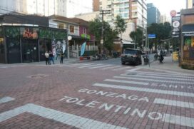 A Rua Tolentino Filgueiras, localizada no bairro do Gonzaga, foi uma das primeiras a se estabelecer como ponto de encontro gastronômico em Santos