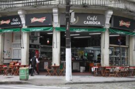Localizado na Praça Mauá, o café atravessou décadas mantendo sua essência, atraindo tanto moradores quanto turistas