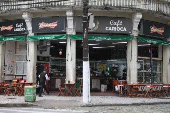Localizado na Praça Mauá, o café atravessou décadas mantendo sua essência, atraindo tanto moradores quanto turistas