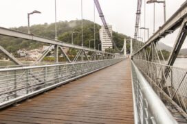 Por conta de obras no asfalto na Avenida Newton Prado, o acesso a Praia Grande via Ponte Pênsil estará interditado