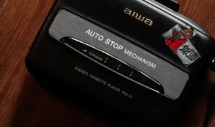 O clássico toca fitas portátil da Aiwa, febre nos anos 90