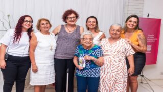 Empresárias são homenageadas pela diretoria da Acaiem Itanhaém