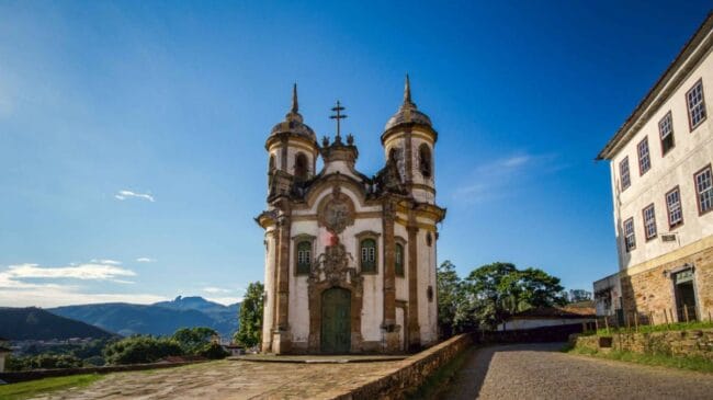 O seu nome foi originado pelo processo de agregação de diversos arraiais de garimpo de ouro