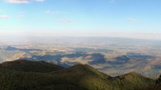 As montanhas e trilhas ao redor de Pindamonhangaba completam o cenário, permitindo aos visitantes uma conexão direta com a natureza