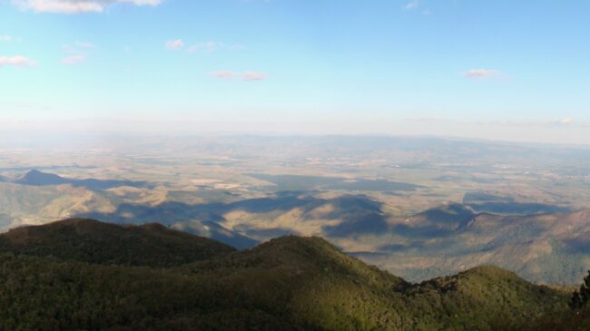 As montanhas e trilhas ao redor de Pindamonhangaba completam o cenário, permitindo aos visitantes uma conexão direta com a natureza