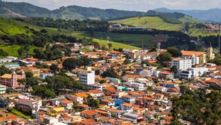 Curiosamente, o nome da cidade tem origem no tupi e significa "peixe assado"