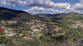 A cidade encanta não só pela fama de sua cachaça, mas também por seu ambiente tranquilo e cercado de verde