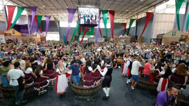 Além de exaltar a qualidade das uvas e vinhos locais, a festa preserva as tradições típicas italianas