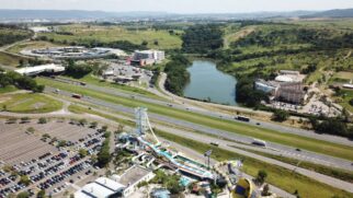 A infraestrutura local é preparada para receber grandes públicos, com opções de lazer para todas as idades e famílias