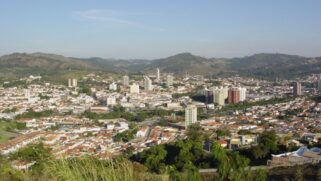 Com paisagens exuberantes e atividades variadas, é possível explorar diferentes facetas da cidade