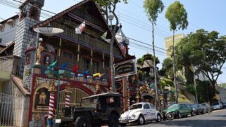 No centro da cidade, na Rua Coronel Estevan Franco de Godoy, 314, fica a Disneylândia dos Robôs