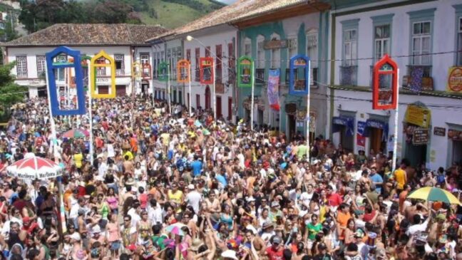 A festa é inteiramente ao som das marchinhas que preenchiam as ruas na nossa infância