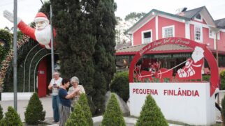 Penedo não é apenas um destino turístico, mas também um lugar onde o clima de Natal é celebrado o ano inteiro