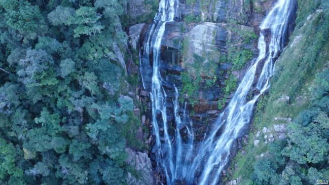 A Cachoeira Água Branca, considerada a maior cachoeira do Estado, possui uma queda de 180 metros de altura