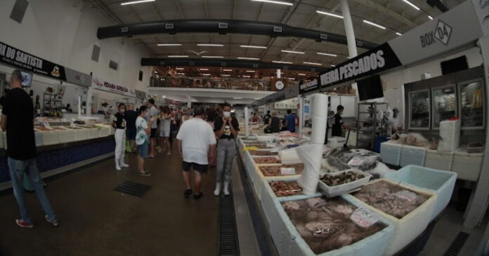 O Mercado de Peixes de Santos fica localizado na Avenida Mário Covas, 3050, Ponta da Praia