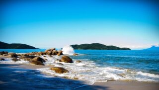 A Praia de Mococa está situada na região norte de Caraguatatuba, no sentido Ubatuba