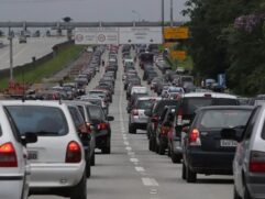 Rodovias em direção do Litoral e ao Interior têm congestionamento neste feriado