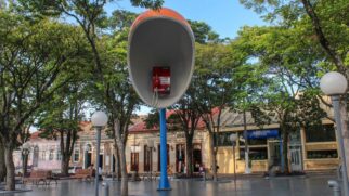 Essa tradição de exagero foi abraçada pela cidade, que passou a exibir, em seu centro, objetos gigantes que se tornaram atrações turísticas