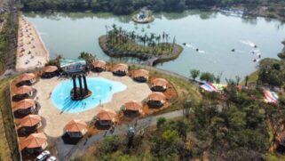 Entre as principais atrações, o parque conta com uma cachoeira e uma prainha artificial