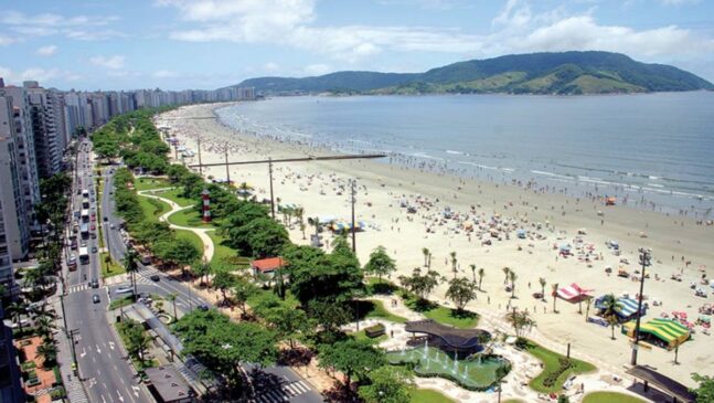 Um dos destaques da cidade de Santos é o seu extenso jardim de praia