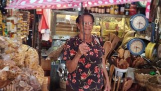 Cliente troca produto por um guarda-chuva na mercearia Paropeba