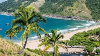 Cercada por vegetação nativa e montanhas, suas águas límpidas e a atmosfera de calmaria atraem turistas