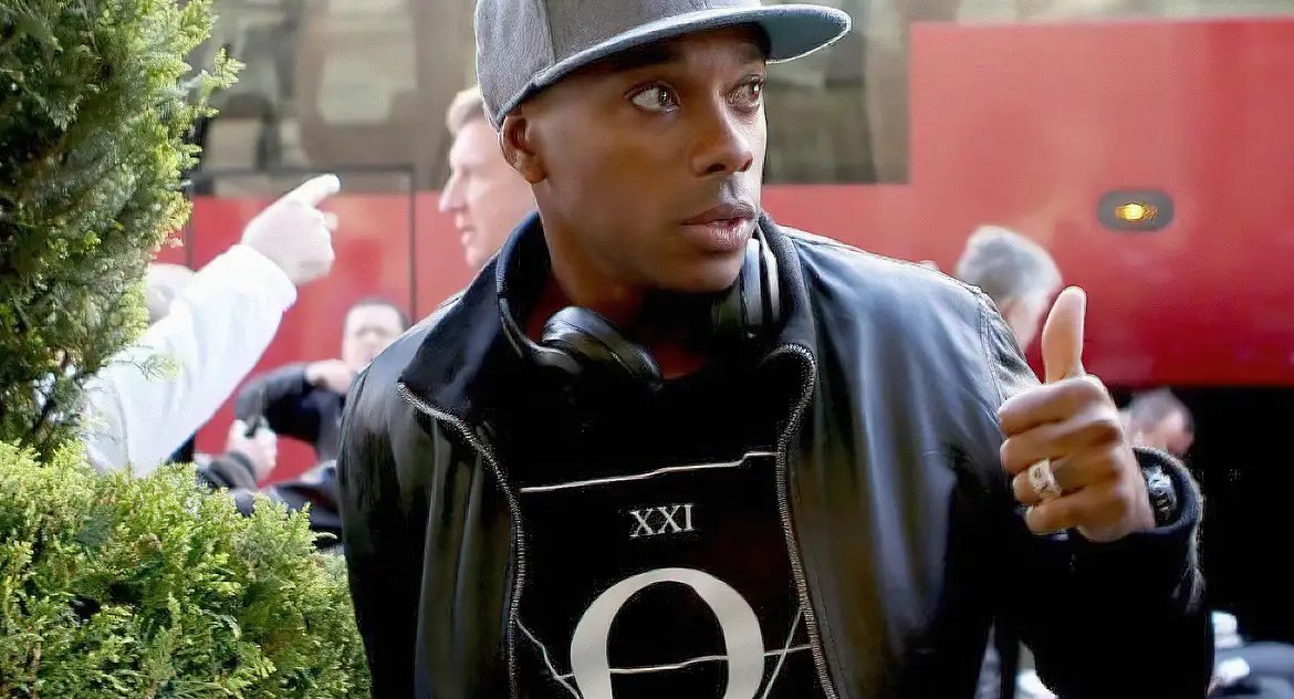 Robinho cumpre uma sentença de nove anos de prisão por um estupro ocorrido na Itália