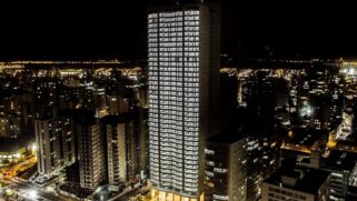 Com 150 metros de altura e 42 pavimentos cada, os dois prédios imponentes se tornaram marcos arquitetônicos da região