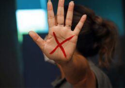 Sinal vermelho pode ser feito na palma da mão ou em qualquer lugar de visibilidade