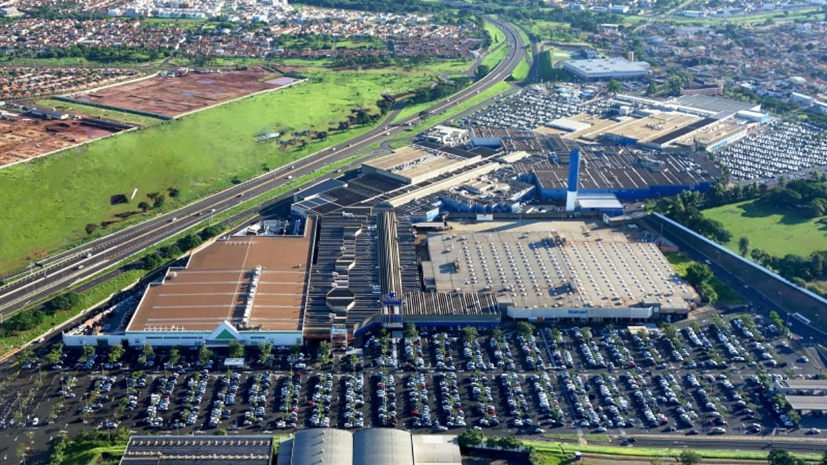 Com uma ABL de 126.489 m² e mais de 290 lojas, o Novo Shopping Center possui uma ampla praça de alimentação e um cinema / Divulgação/Abrasce