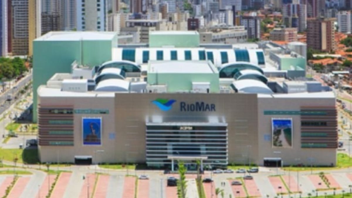 Com uma ABL de 93.000 m², o RioMar Fortaleza oferece cerca de 385 lojas e um estacionamento com 6.670 vagas / Divulgação