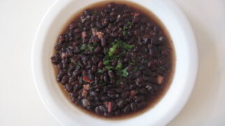 Feijão preto está entre alimentos consumidos na região