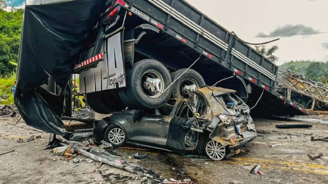 Um acidente deixou 38 mortos após um ônibus, uma carreta e um carro colidirem na BR-116, em Lajinha, no município de Teófilo Otoni, em Minas Gerais
