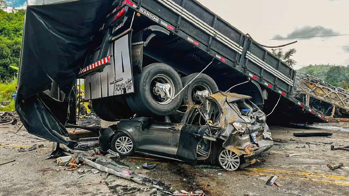 Um acidente deixou 38 mortos após um ônibus, uma carreta e um carro colidirem na BR-116, em Lajinha, no município de Teófilo Otoni, em Minas Gerais
