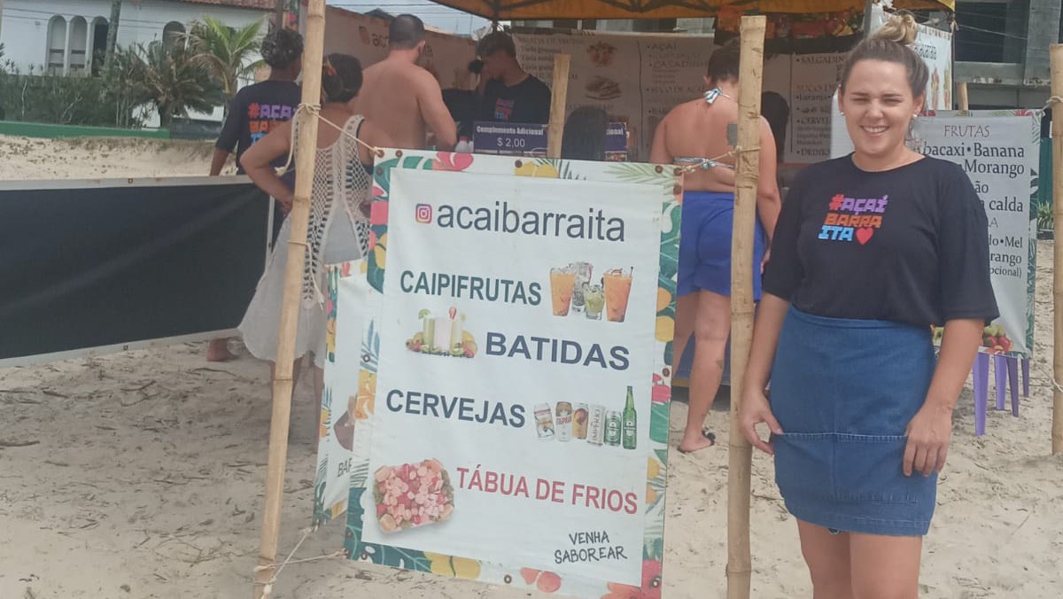 Beatriz Reis Olival que tem uma barraca com a venda de açaí, o movimento tem sido bom