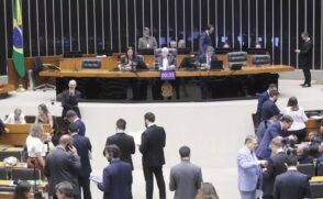 Pauta gerou polêmica entre deputados nesta quinta-feira (12)