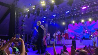 O cantor Jão se apresentou na noite deste sábado (29), no Praia Music Santos