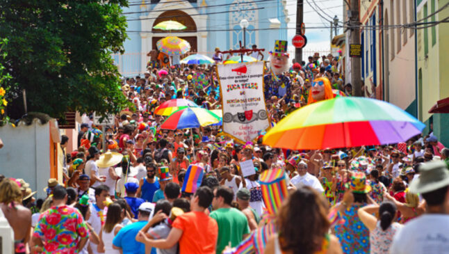 Tudo isso embalado pelo som das tradicionais marchinhas, que criam um clima nostálgico e festivo
